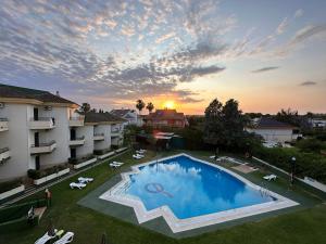 an overhead view of a large swimming pool in a yard at Hospedium Hotel Apartamentos Simón Verde in Mairena del Aljarafe