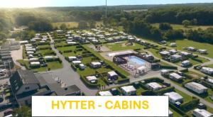 格莱斯堡Hestehaven Camping的停车场的空中景致,设有拖车