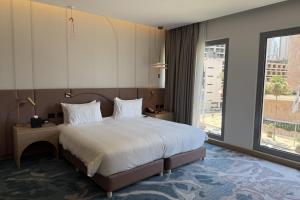 Ένα ή περισσότερα κρεβάτια σε δωμάτιο στο voco Beirut Central District by IHG