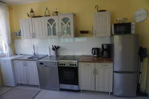 A kitchen or kitchenette at Villa Ida