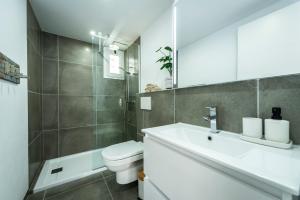 Koupelna v ubytování "Sun up" by Corralejobeach Apartments + 10 fotografií