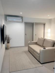 Χώρος καθιστικού στο 2 Bed & 2 Bath Suite, 2nd floor