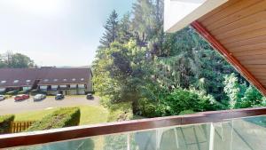 ein Balkon mit Blick auf einen Parkplatz in der Unterkunft Escapade Familiale en Montagne in Métabief