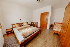 Ένα ή περισσότερα κρεβάτια σε δωμάτιο στο Pensiunea Patakparti 3