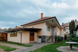 Το κτήριο όπου στεγάζεται  ο ξενώνας