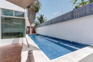 una piscina en el patio trasero de una casa en Casa para grandes Familias, en Cancún
