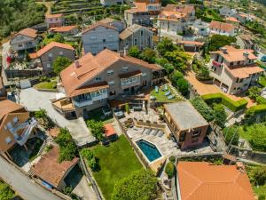 widok z lotu ptaka na dom z basenem w obiekcie Casa Vila do mar w mieście Baiona