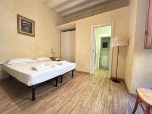 Postel nebo postele na pokoji v ubytování Leonardo's Signoria Flat by FlorenceHospitality