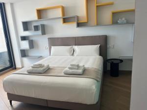 Postel nebo postele na pokoji v ubytování Denia Beach penthouse met zeezicht aan het strand + 35 fotografií