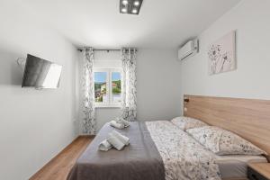 a bedroom with a bed with two towels on it at Villa Marko by aneo travel in Ledenice
