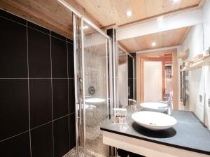W łazience znajdują się 2 umywalki i przeszklony prysznic. w obiekcie Charmant appartement près pistes et centre, WiFi, parking privatif - FR-1-343-193 w Chamonix-Mont-Blanc