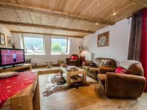 Televízia a/alebo spoločenská miestnosť v ubytovaní Superbe appartement 3 étoiles à Chamonix, 2 chambres, balcon, cheminée déco, parking et Wi-Fi - FR-1-343-197