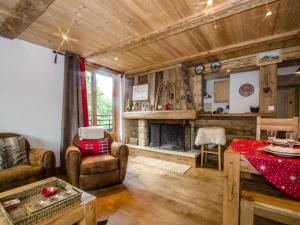 Posedenie v ubytovaní Superbe appartement 3 étoiles à Chamonix, 2 chambres, balcon, cheminée déco, parking et Wi-Fi - FR-1-343-197