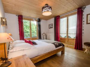 Posteľ alebo postele v izbe v ubytovaní Superbe appartement 3 étoiles à Chamonix, 2 chambres, balcon, cheminée déco, parking et Wi-Fi - FR-1-343-197