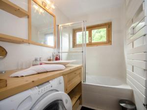 Kúpeľňa v ubytovaní Superbe appartement 3 étoiles à Chamonix, 2 chambres, balcon, cheminée déco, parking et Wi-Fi - FR-1-343-197