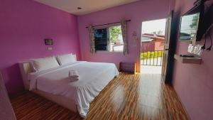Un pat sau paturi într-o cameră la Family House Resort +14 fotografii