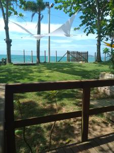 un oiseau blanc volant au-dessus d'un parc avec l'océan dans l'établissement Casa em Canasvieiras - Beira mar, à Florianópolis 1 autre photo