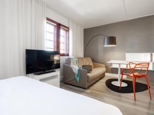 Телевизор и/или развлекательный центр в Novotel Suites Perpignan Centre