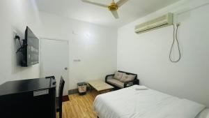 Televisyen dan/atau pusat hiburan di Chittagong Apartment Service 2