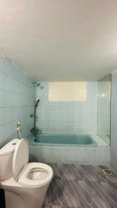 Bilik mandi di Chittagong Apartment Service 2