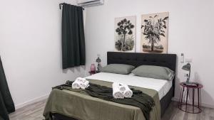a bedroom with a bed with towels on it at Cocciu d'amuri a casa in Terrasini