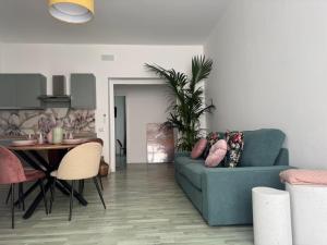 a living room with a blue couch and a table at Cocciu d'amuri a casa in Terrasini