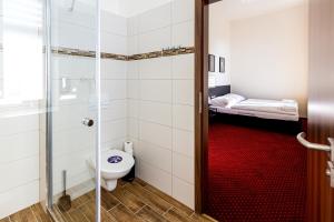 Koupelna v ubytování Hotel Pod Zeleným Dubem + 37 fotografií