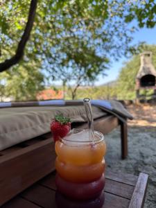 ein Getränk auf einem Tisch mit einer Erdbeere darin in der Unterkunft Apartmani Luka & Iva in Šibenik