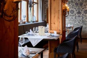 une salle à manger avec une table et des verres à vin dans l'établissement Sporthotel Ellmau in Tirol, à Ellmau