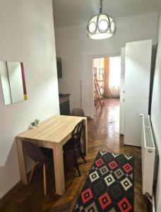 ein Esszimmer mit einem Tisch und einem Kühlschrank in der Unterkunft Centrum House Hostel in Braşov + 38 Fotos