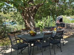 Ein Garten an der Unterkunft Apartmani Luka & Iva