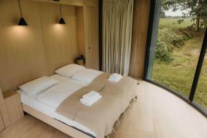 Voodi või voodid majutusasutuse LumiPod – Luxe glazen design‑pod toas