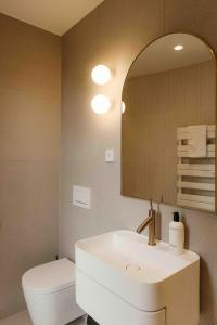 Vannituba majutusasutuses LumiPod – Luxe glazen design‑pod