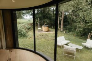Aed väljaspool majutusasutust LumiPod – Luxe glazen design‑pod