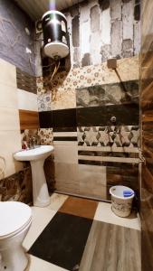 ein Badezimmer mit Toilette und Waschbecken in der Unterkunft HOTEL SYL II -Couples, Corporates, Family, Faculties Favourite in Phagwara