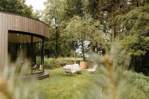 Aed väljaspool majutusasutust LumiPod – Luxe glazen design‑pod