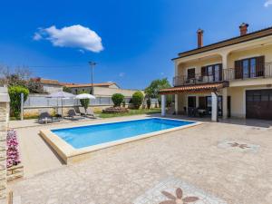 Bazén v ubytování Holiday Home Kristina by Interhome nebo v jeho okolí