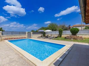 Bazén v ubytování Holiday Home Kristina by Interhome nebo v jeho okolí