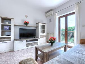 TV a/nebo společenská místnost v ubytování Holiday Home Kristina by Interhome