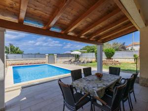 Bazén v ubytování Holiday Home Kristina by Interhome nebo v jeho okolí