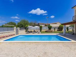 Bazén v ubytování Holiday Home Kristina by Interhome nebo v jeho okolí + 37 fotografií
