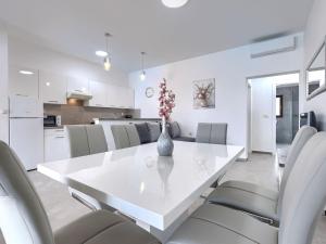 Kuchyň nebo kuchyňský kout v ubytování Holiday Home Kristina by Interhome