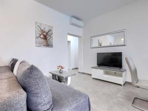 TV a/nebo společenská místnost v ubytování Holiday Home Kristina by Interhome