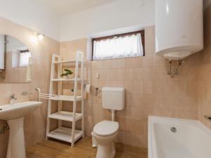 Kúpeľňa v ubytovaní Holiday Home Csonka by Interhome