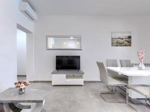 TV a/nebo společenská místnost v ubytování Holiday Home Kristina by Interhome