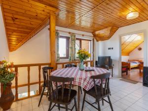 Posedenie v ubytovaní Holiday Home Csonka by Interhome