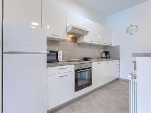 Kuchyň nebo kuchyňský kout v ubytování Holiday Home Kristina by Interhome