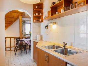 Kuchyňa alebo kuchynka v ubytovaní Holiday Home Csonka by Interhome