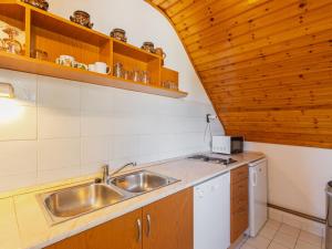 Kuchyňa alebo kuchynka v ubytovaní Holiday Home Csonka by Interhome