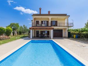 Bazén v ubytování Holiday Home Kristina by Interhome nebo v jeho okolí